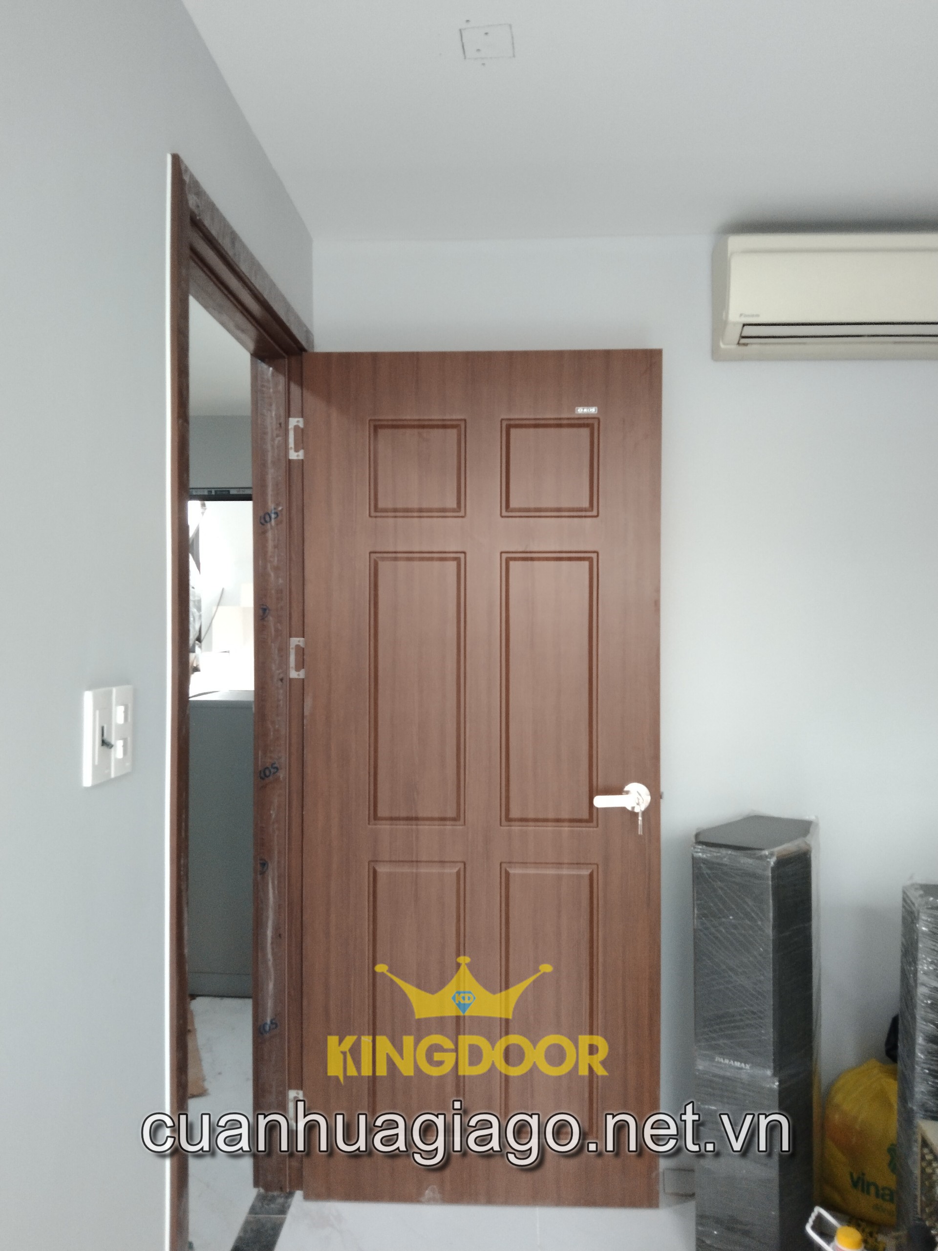 Cửa nhựa giả gỗ Kingdoor