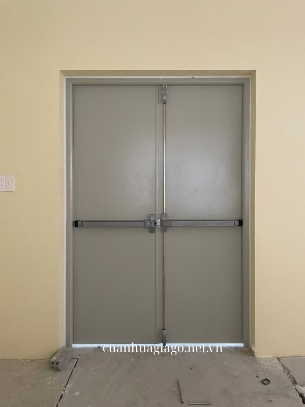 Cửa 2 cánh chống cháy sử dụng thanh thoát hiểm
